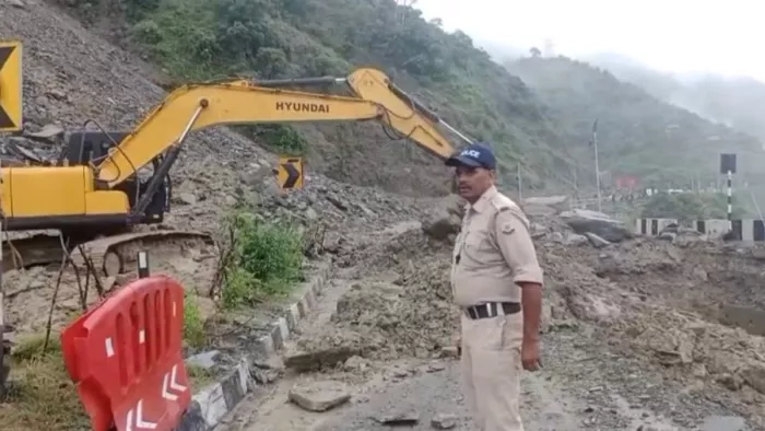 मनाली कीरतपुर फोरलेन पर पंडोह में हुआ भूस्खलन।