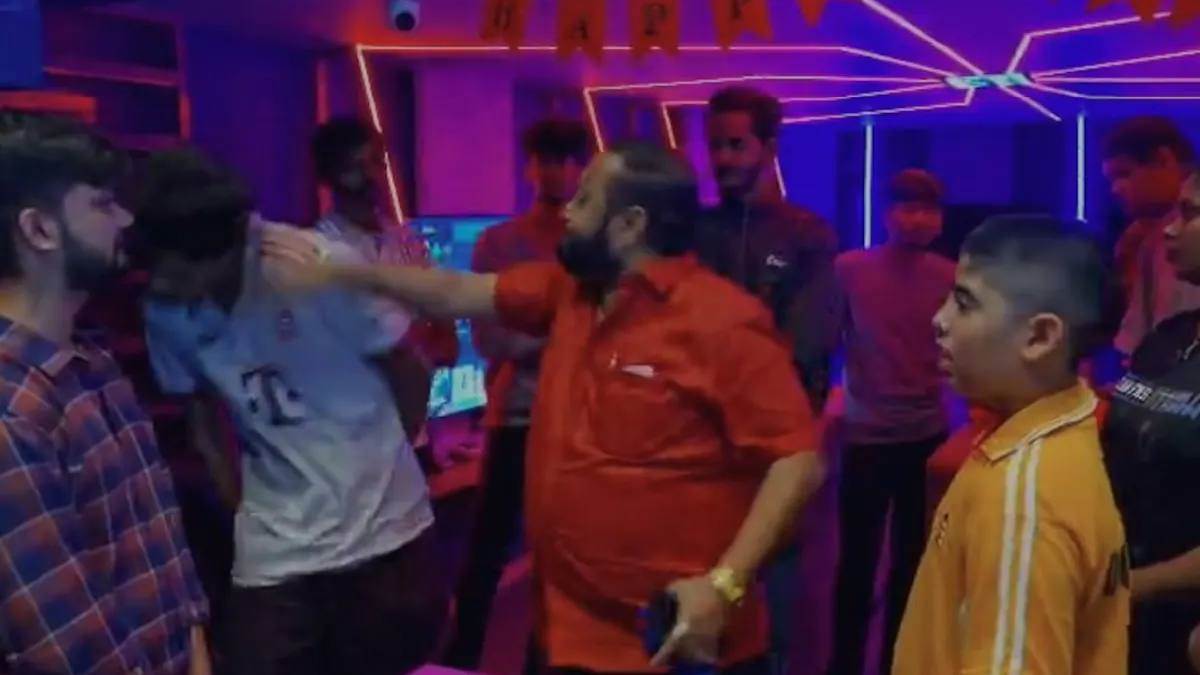 maharashtra mns leader ulhas boir slaps gaming zone employee in thane over students school bunks