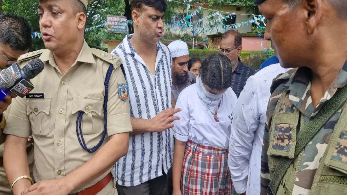 स्कूल जा रही बच्ची को अगवा करने वाला गिरफ्तार, घटना की जानकारी देती रामगढ़ पुलिस।