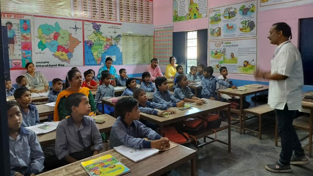 https://www.jagranimages.com/images/newimg/30072025/30_07_2025-teacher_23999053.jpg