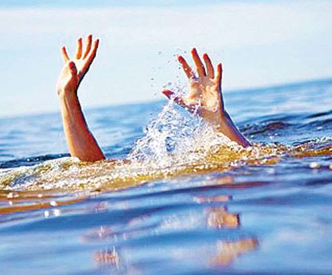 गंगा स्नान कर रही महिला अचानक पानी की तेज धारा में बहने लगी, कुछ दूर जाकर  पत्थर पर अटकी - Woman became safe by stone after getting in ganga during  snan