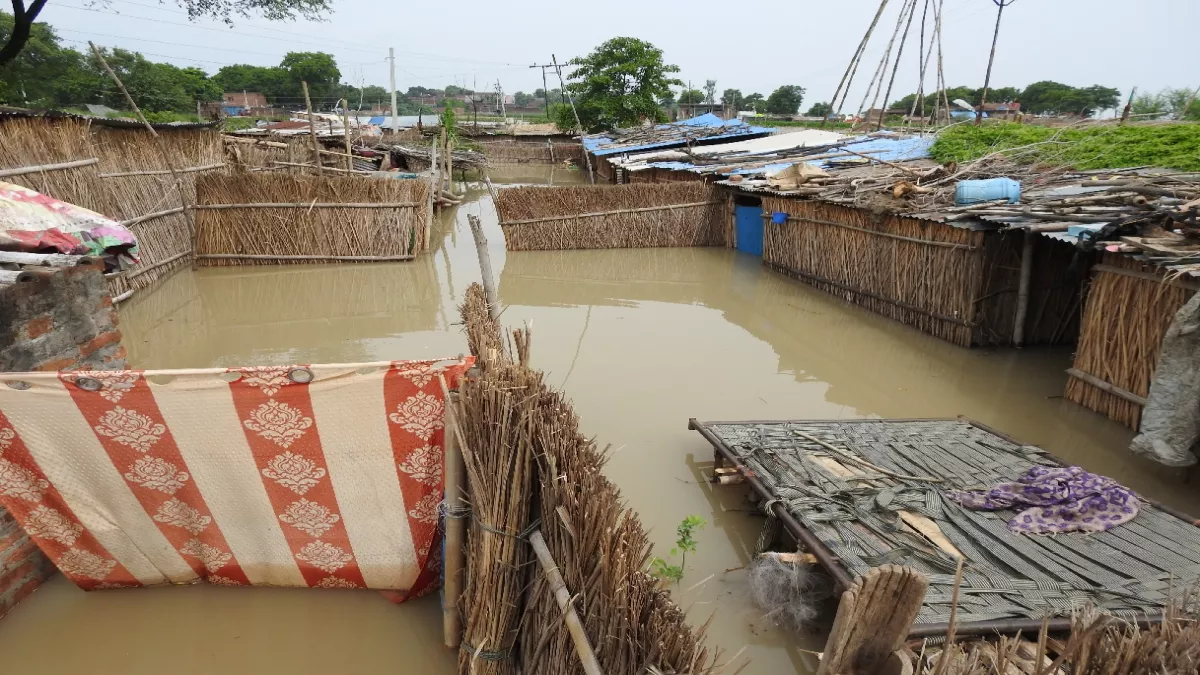 Flood In Baliya : गंगा का रुख नरम होते ही कटान का बढ़ा खतरा, आठ घंटे में मात्र एक सेमी बढ़ाव