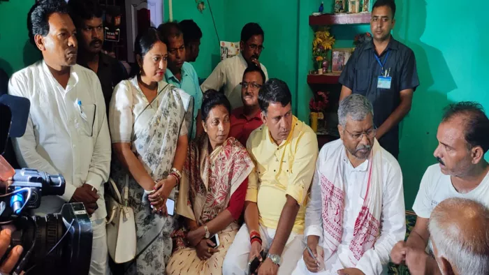 इससे सरकार की संवेदना का पता चलता है। कहा कि दुमका से मुख्यमंत्री के भाई बसंत सोरेन विधायक है।