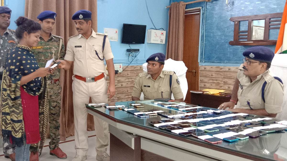 bihar news smiles of 700 people returned after finding lost and stolen mobiles thanked buxar sp