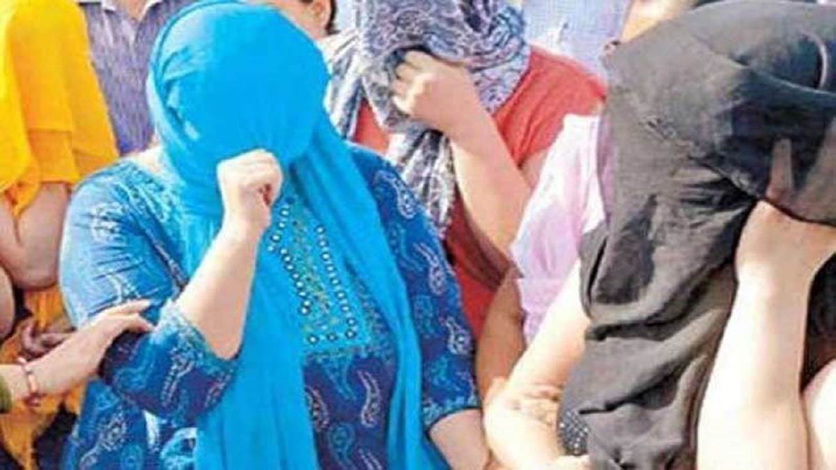 Delhi: विदेश से दिल्ली लाकर खूबसूरत लड़कियों से कराया देह व्यापार, बचकर  भागीं तो खुला मामला - Deh vyapar racket busted in delhi