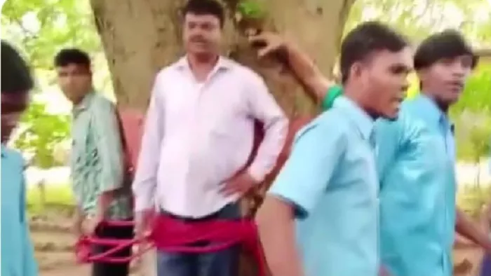 पीडि़त शिक्षक से जानकारी लेते गोपीकांदर बीडीओ अनंत कुमार झा, बीईईओ सुरेंद्र हेंब्रम और गोपीकांदर थाना प्रभारी नित्यानंद भोक्ता।