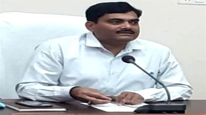 मोहम्मद आमिर ने डीएम इंद्र विक्रम सिंह से शिकायत की है।