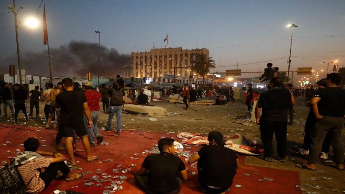 Iraq news Clashes kill 20 as Iraq al Sadr quits politics loyalists storm complex - Curfew in Iraq: इराक में शिया धर्मगुरु ने राजनीति छोड़ी, राष्ट्रपति भवन में घुसे समर्थक; हिंसा में