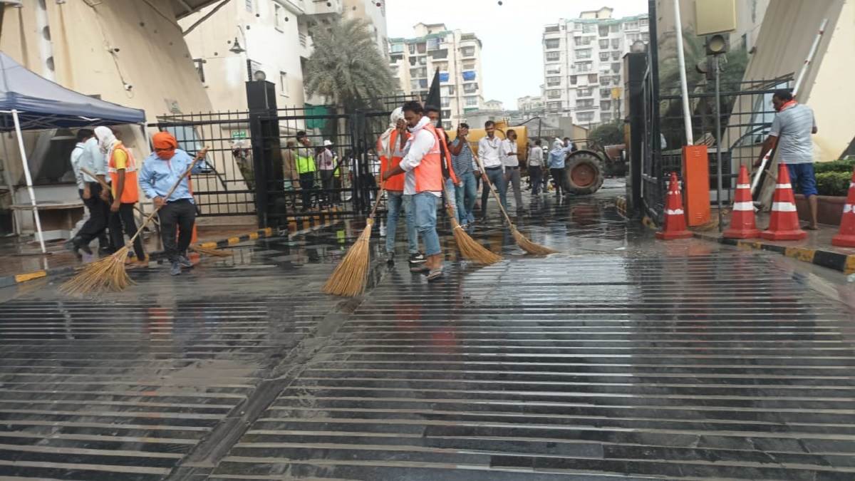 ncr supertech twin tower demolition light and wind return back after blast twin tower collapsed 30 flat windows broken glass