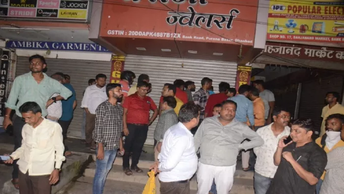 गहना ज्वेलर्स में चली गोली मौके पर पहुंची पुलिस।