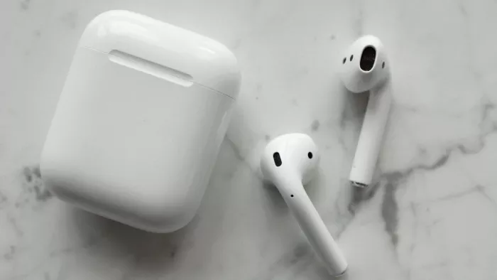 iPhone 15 के साथ नए AirPods भी लाएगी Apple, जानिए क्या होगा खास