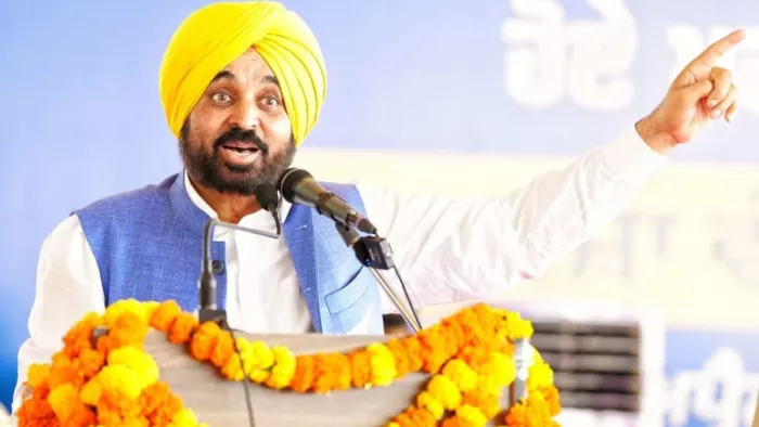 कलम छोड़ हड़ताल वालों को मुख्यमंत्री की चेतावनी, कहा, काम पर नहीं लौटे तो हो सकती हैं सेवाएं खत्म