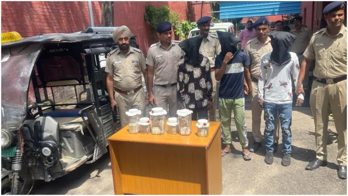 किराये के ई-रिक्शा से आकर कंपनी में चुराए 24 लाख, तीन गिरफ्तार; 8 लाख रुपये बरामद
