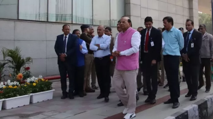 राजधानी की सूरत बदलने में कोई कमी रखी नहीं जा रही है।