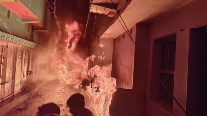 Bhagalpur Fire : चंपानगर के बड़ी मस्जिद के पास लगी भीषण आग, दुकानें और घर जलकर राख