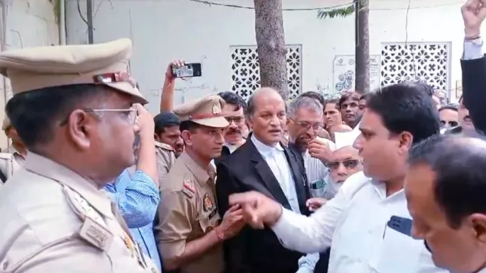 Hapur Incident : कहीं पुलिस को जड़ा थप्पड़ तो कहीं पर धक्का-मुक्की- हापुड़ घटना के बाद वकीलों का फूटा गुस्सा