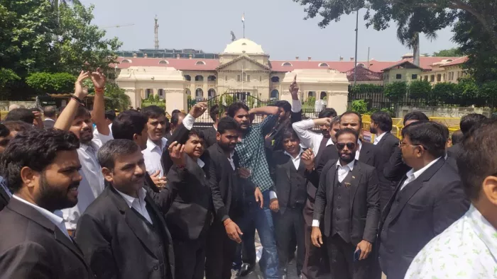 हापुड़ की घटना के विरोध में सड़क पर उतरे वकील, इलाहाबाद हाईकोर्ट ने सामने किया विरोध प्रदर्शन