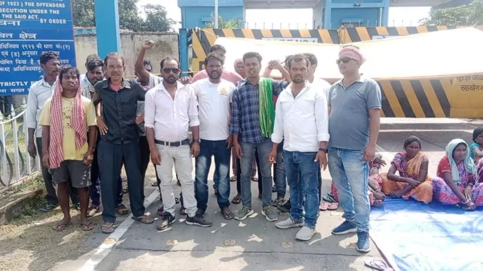 मृतक के शव को एमपीएल के मेन गेट के सामने शव रखकर प्रदर्शन करते ग्रामीण।