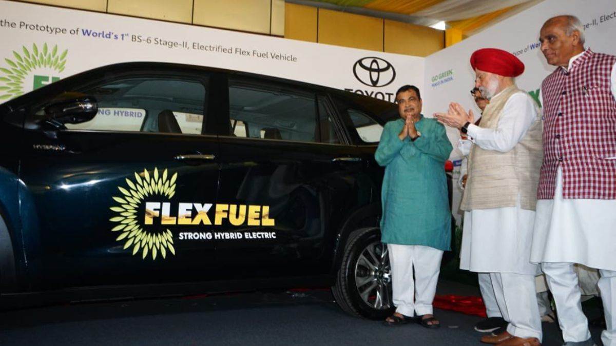 https://www.jagranimages.com/images/newimg/30082023/30_08_2023-innova_hycross_3_23517174.jpg