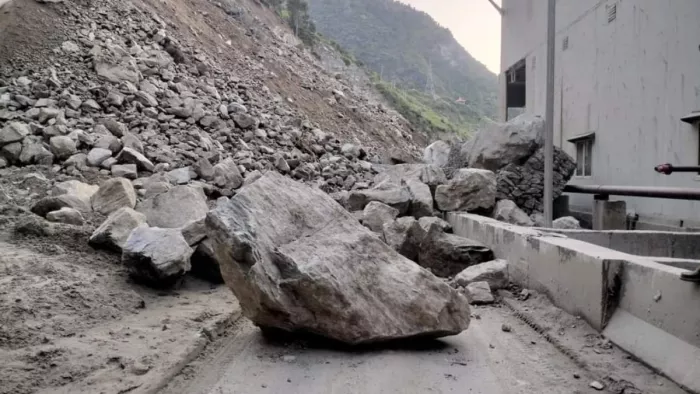 कुल्लू मंडी NH फिर हुआ बंद, जलोगी टनल के पास हुआ भारी भूस्खलन