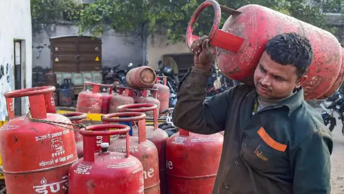 घरेलू सिलेंडर के दाम में 200 रुपये की कटौती, आज से देशभर में लागू होंगे नए दाम