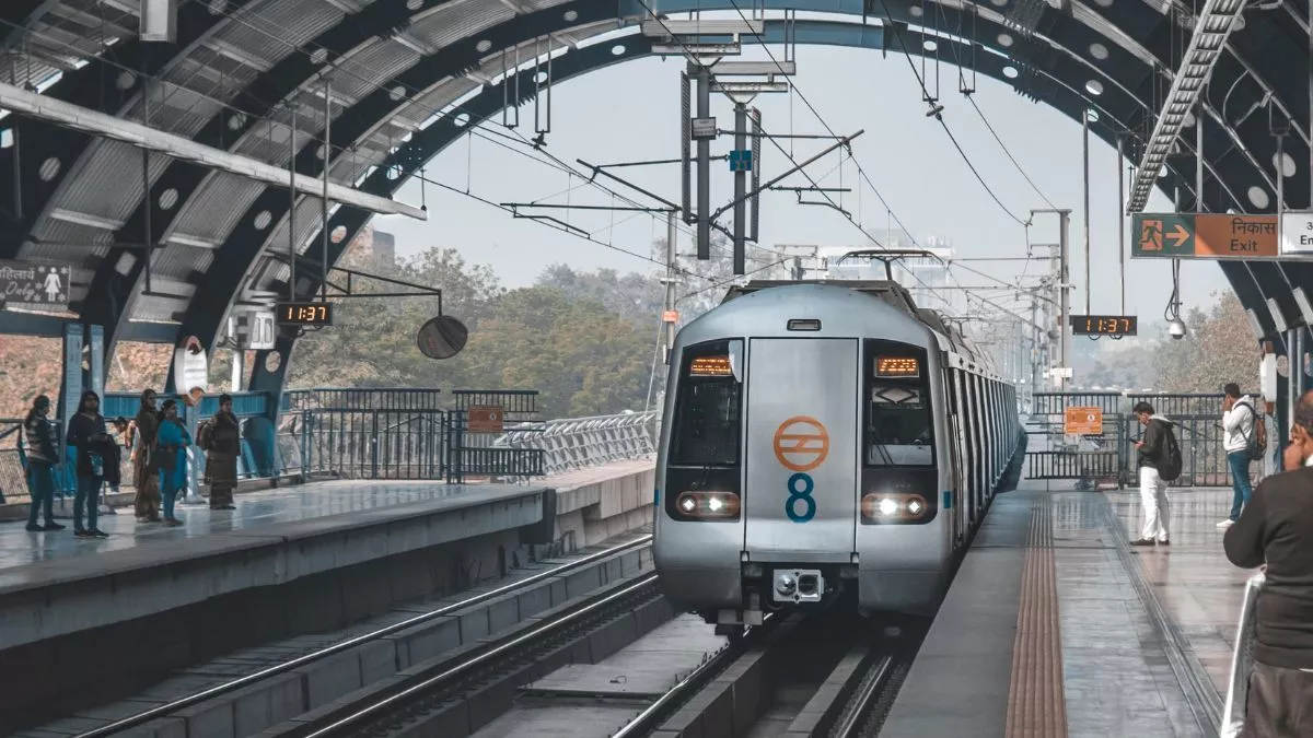 दिल्ली मेट्रो में यात्रियों के सफर का टूटा रिकॉर्ड, एक दिन में सबसे अधिक 69.94 लाख लोगों ने की यात्रा