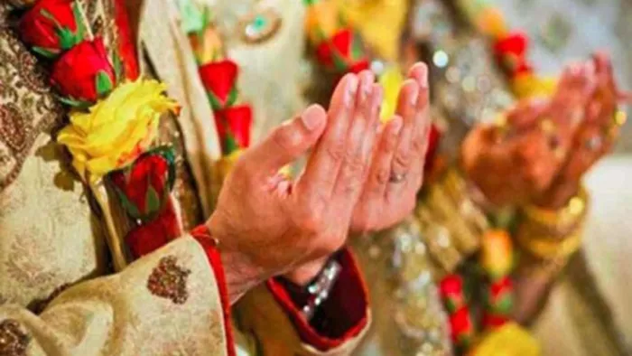रात के अंधेरे में मंगेतर से मिलने पहुंचा युवक, लोगों ने पकड़ा और करा दिया निकाह