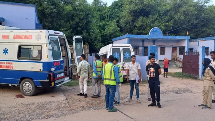 घटनास्थल पर पहुंचे लोग और पुलिसकर्मी। फोटो- जागरण