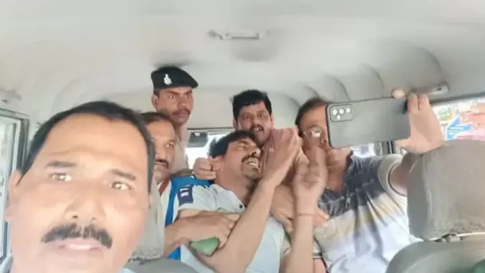 गिरफ्तार लिपिक संतोष कुमार को ले जाते निगरानी अधिकारी। फोटो- जागरण