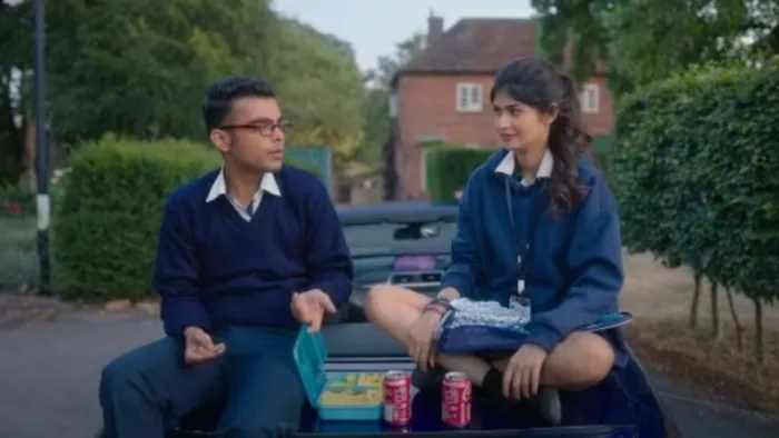 बिन्नी एंड फैमिली के एक सीन में अंजिनी धवन