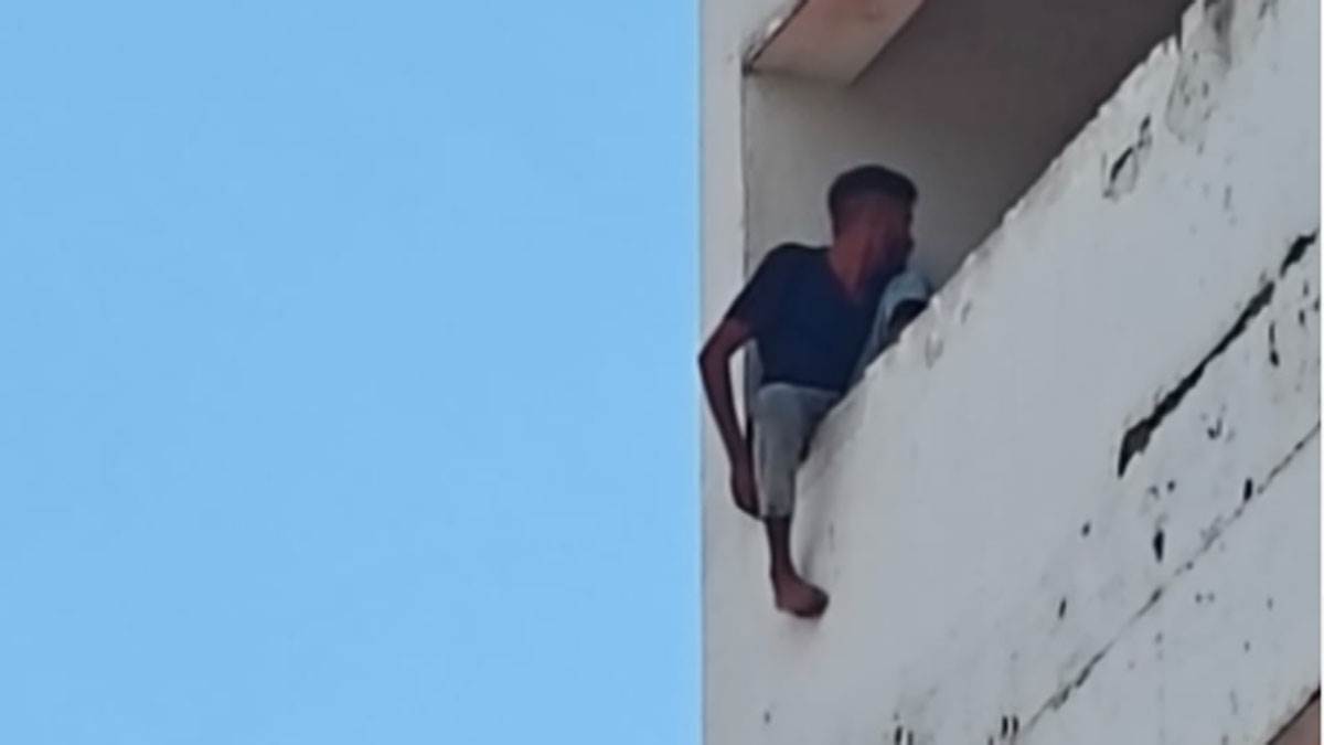 young man climbed on the roof of doon medical college hospital