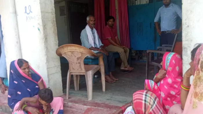 एनआईए टीम के जाने के बाद छेदी गुप्ता के घर बैठे स्वजन। जागरण