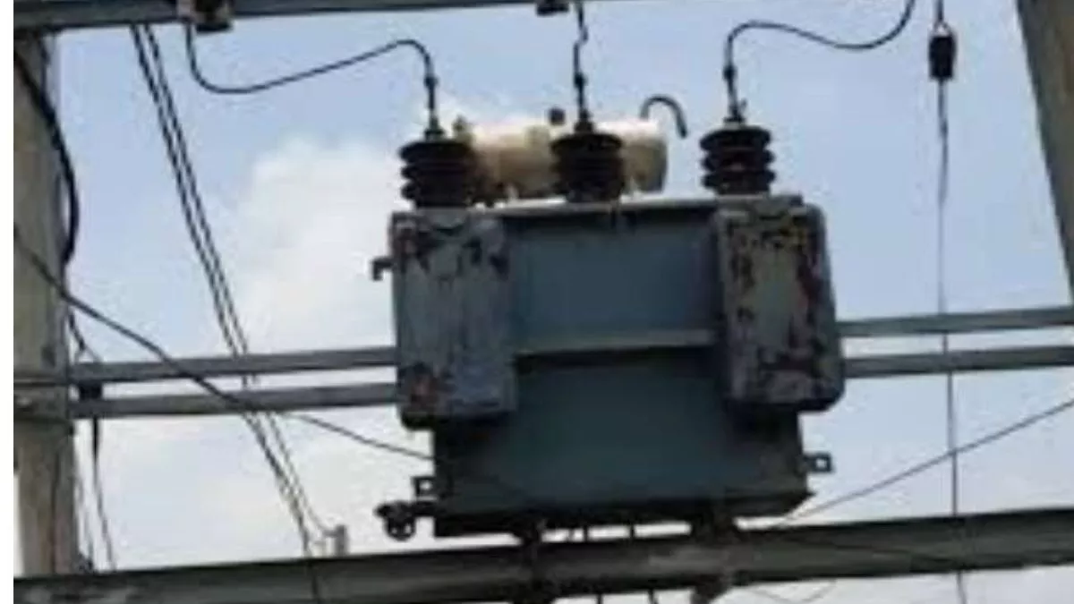 UPPCL: यूपी के इस जिले में गहराया बिजली संकट, 25 दिन से बत्ती गुल; स्कूल और 150 घरों में छाया अंधेरा