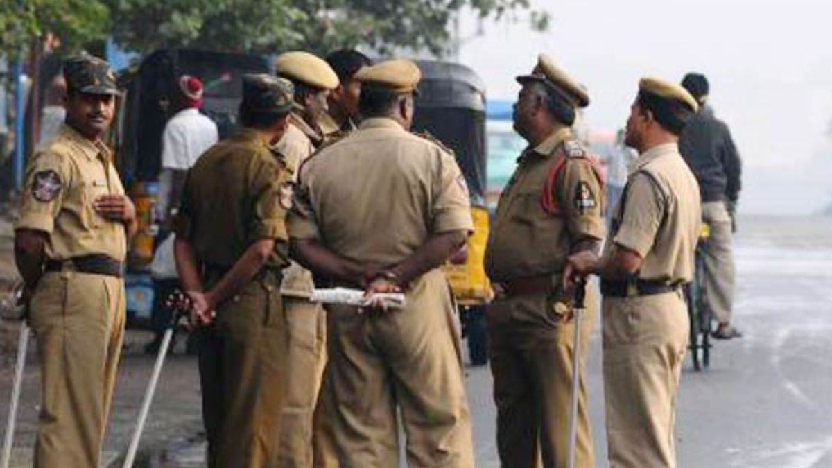 https://www.jagranimages.com/images/newimg/30082025/30_08_2025-ap_police_24030518.jpg