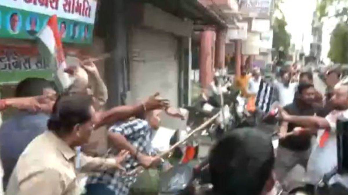 https://www.jagranimages.com/images/newimg/30082025/30_08_2025-bjp_congress_workers_ruckus_24030377.jpg