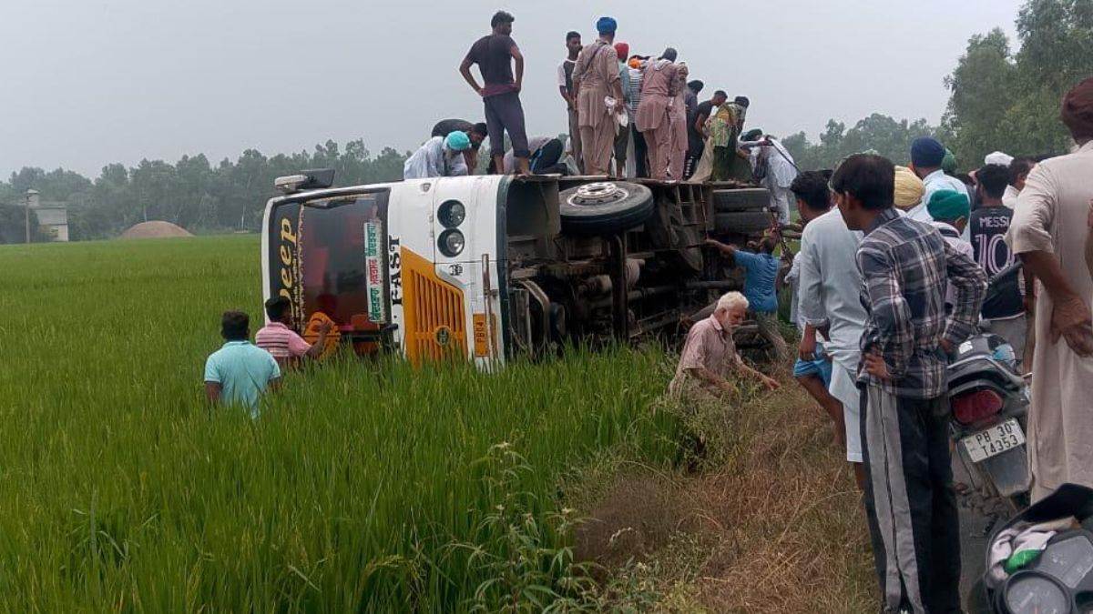 https://www.jagranimages.com/images/newimg/30082025/30_08_2025-bus_overturn_1_24030110.jpg