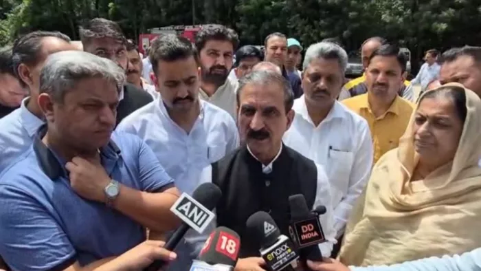 चंबा में मीडिया से बातचीत करते मुख्यमंत्री सुखविंदर सिंह सुक्खू।