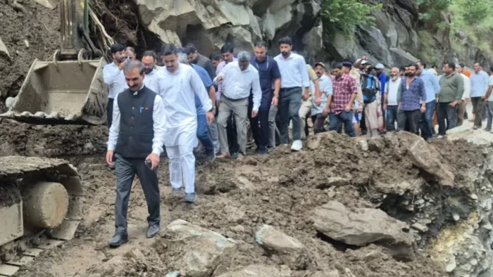 हिमाचल प्रदेश के मुख्यमंत्री सुखविंदर सिंह सुक्खू चंबा में आपदा प्रभावित क्षेत्र का दौरा करते हुए। जागरण