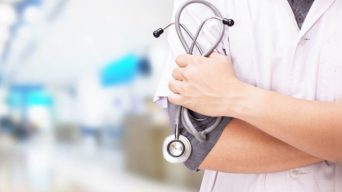 https://www.jagranimages.com/images/newimg/30082025/30_08_2025-doctor_24029817.jpg