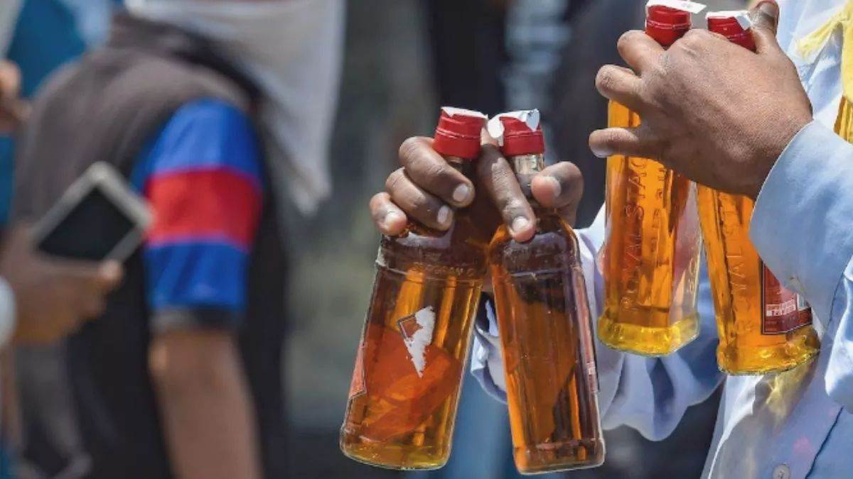 https://www.jagranimages.com/images/newimg/30082025/30_08_2025-illegal-alcohol_24030253_164236642.jpg