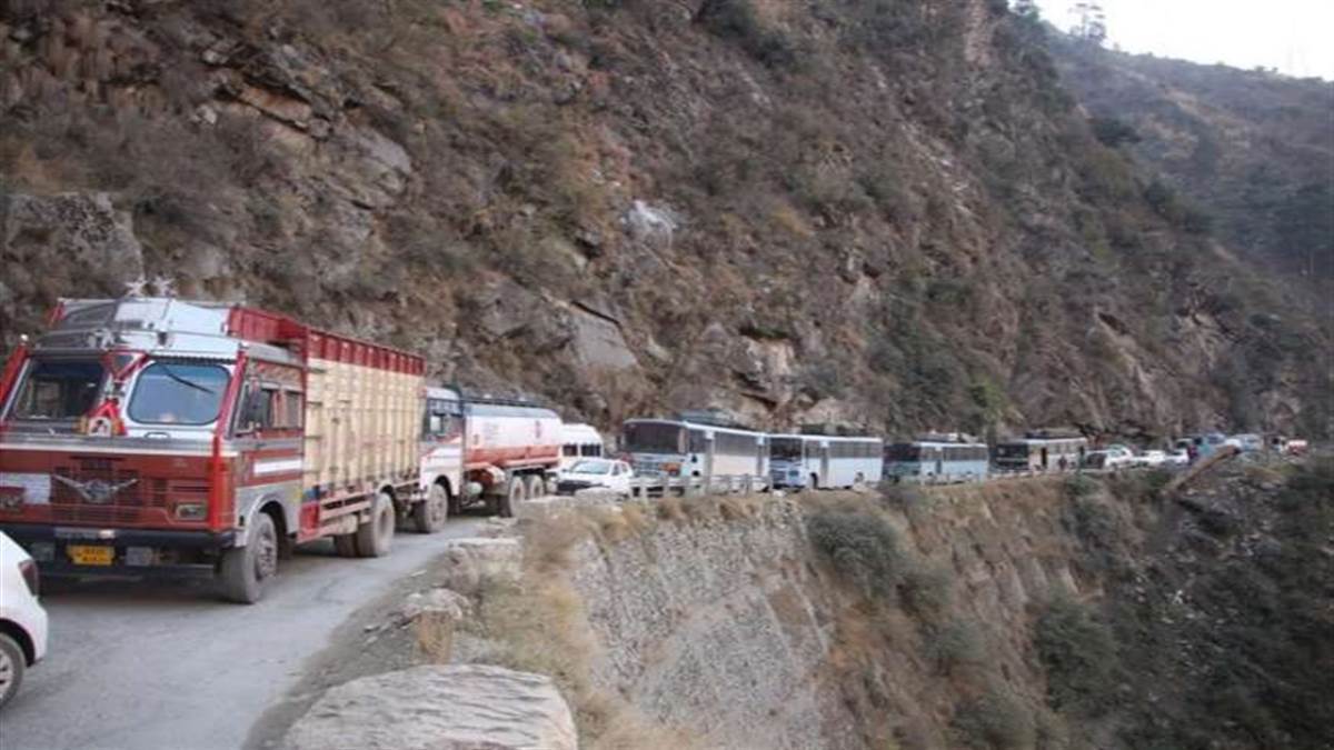 https://www.jagranimages.com/images/newimg/30082025/30_08_2025-jammu_srinagar_highway_closed_24029951.jpg