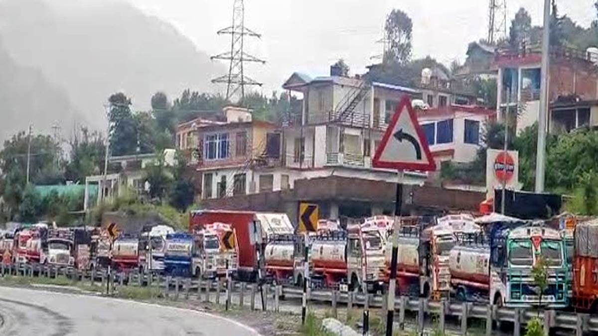 https://www.jagranimages.com/images/newimg/30082025/30_08_2025-jammu_srinagar_highway_copy_24030238.jpg