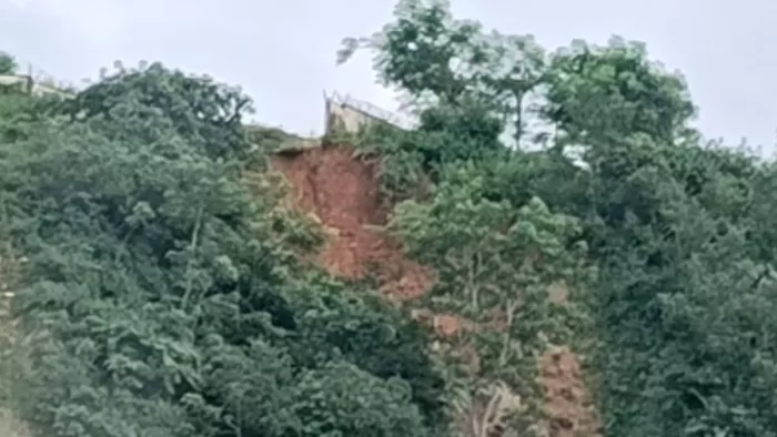 कांगड़ा हवाई अड्डे के रनवे के पास सुरक्षा दीवार के गिरे पिल्लर।