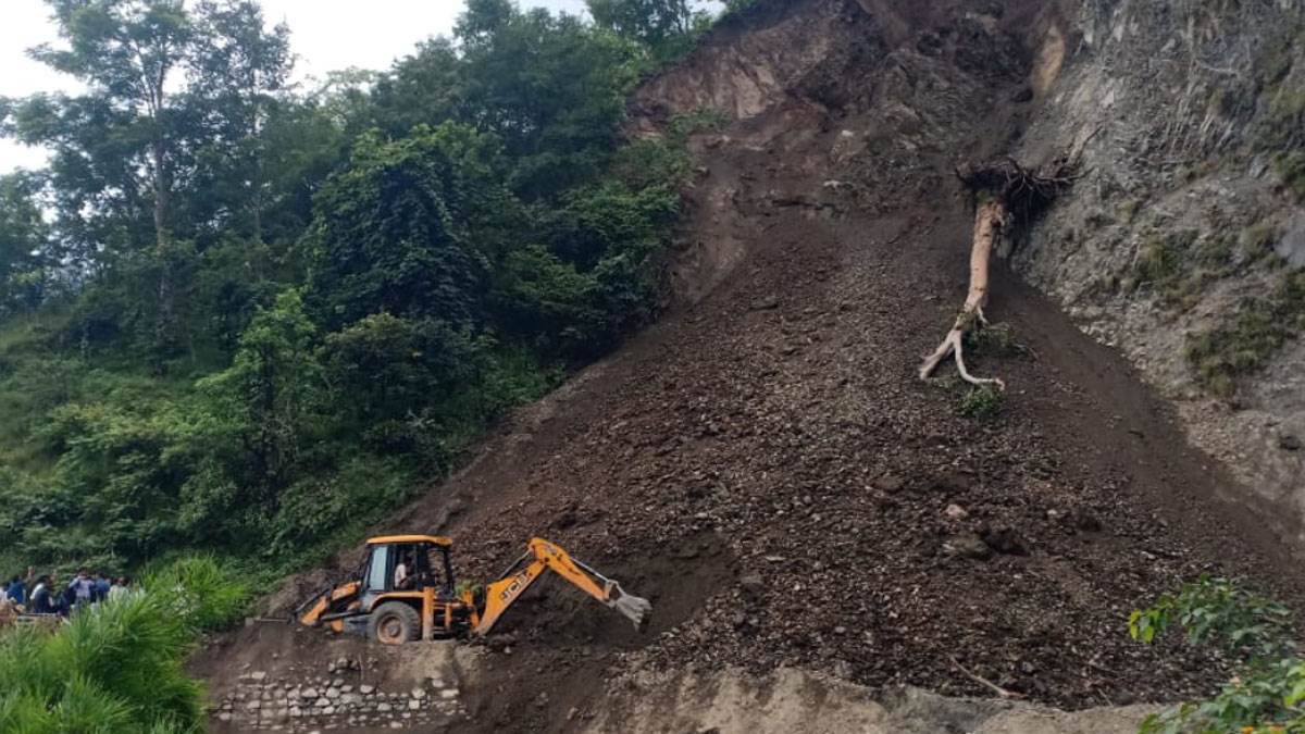 https://www.jagranimages.com/images/newimg/30082025/30_08_2025-landslide-bheemtal_24030126.jpg