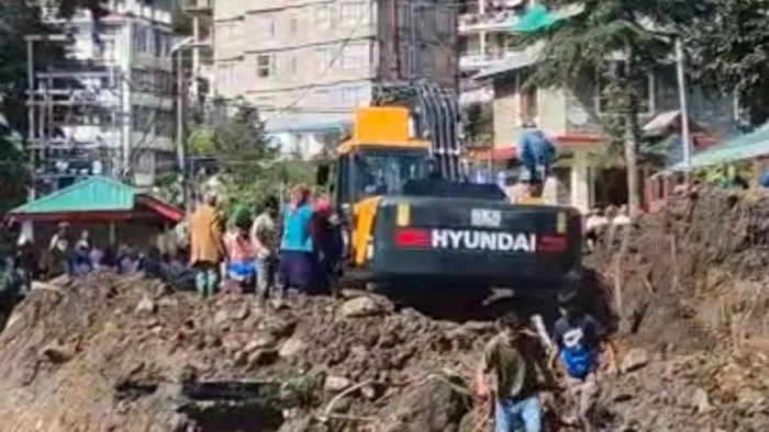 मनाली नग्गर कुल्लू वामतट मार्ग के अलेऊ में चल रहा सड़क बहाली कार्य।