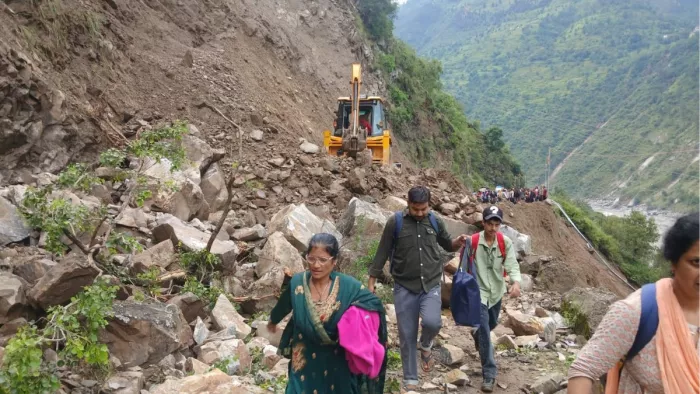 भरमौर मार्ग पर भूस्खलन होने से पैदल लौटते मणिमहेश श्रद्धालु।