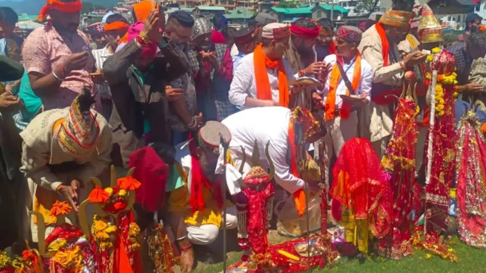 मणिमहेश न पहुंच पाने पर चंबा चौगान में छड़ी की पूजा करते श्रद्धालु।