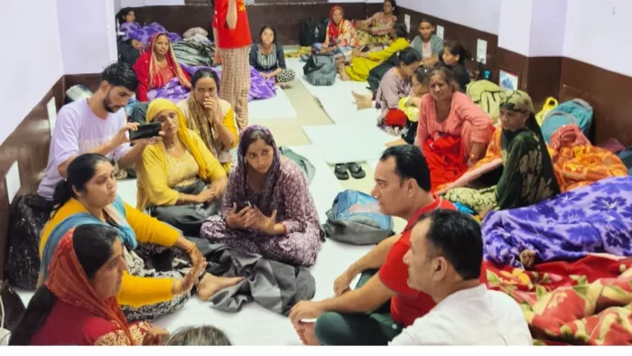 बट्ट कॉलेज आफ नर्सिंग में मणिमहेश श्रद्धालुओं से बात करते परवेज अली बट्ट व उनके भाई। जागरण