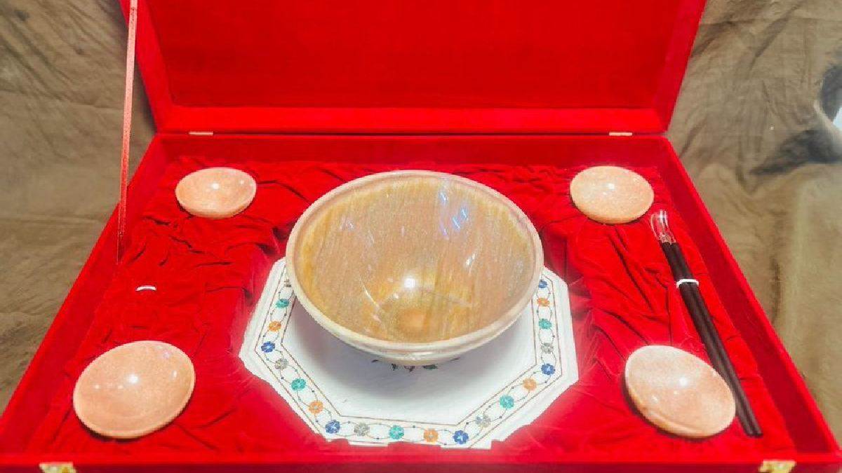https://www.jagranimages.com/images/newimg/30082025/30_08_2025-pm_modi_gift_to_japan_visit_24030150.jpg