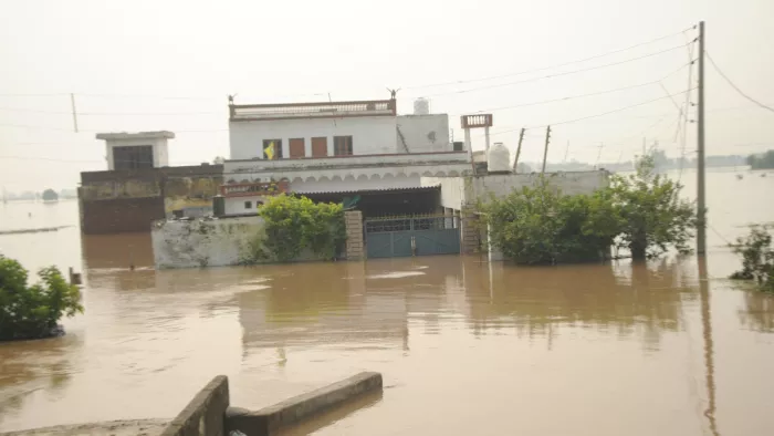 84 घंटों से छतों पर गुजर रही जिंदगी (जागरण फोटो)